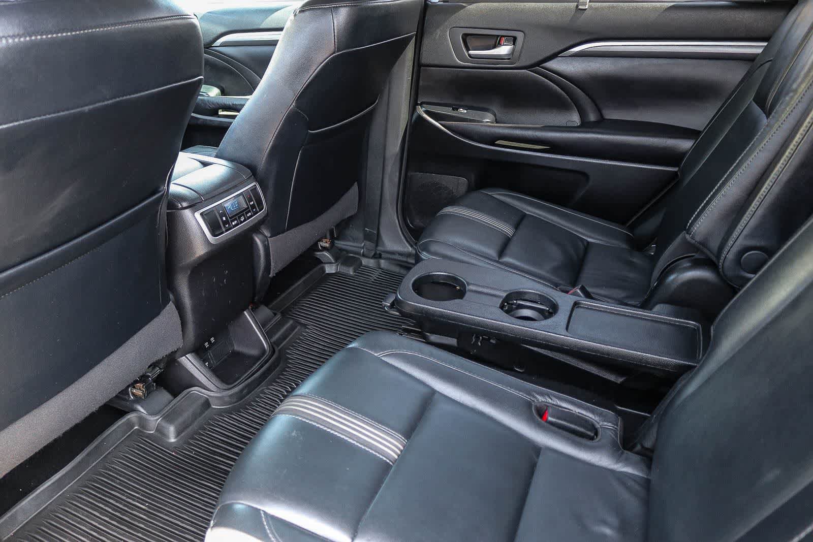 Used 2018 Toyota Highlander SE FWD image 18