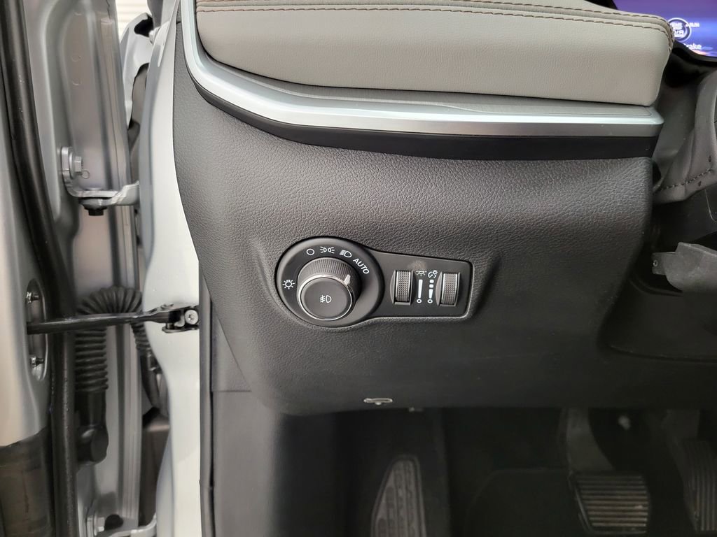 Used 2025 Jeep Compass Limited image 33