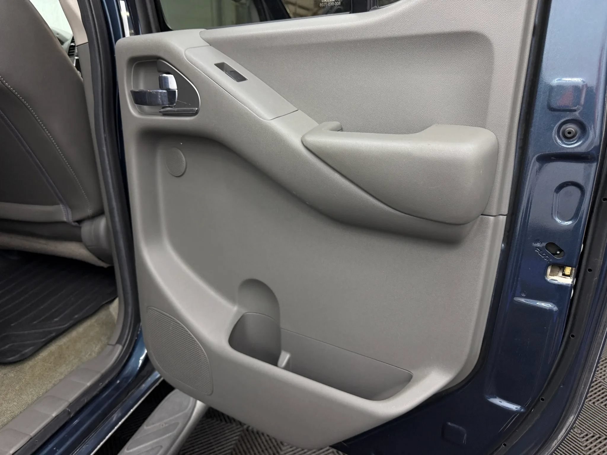 Used 2013 Nissan Frontier SL w/ Moonroof Pkg AWD/4WD image 8