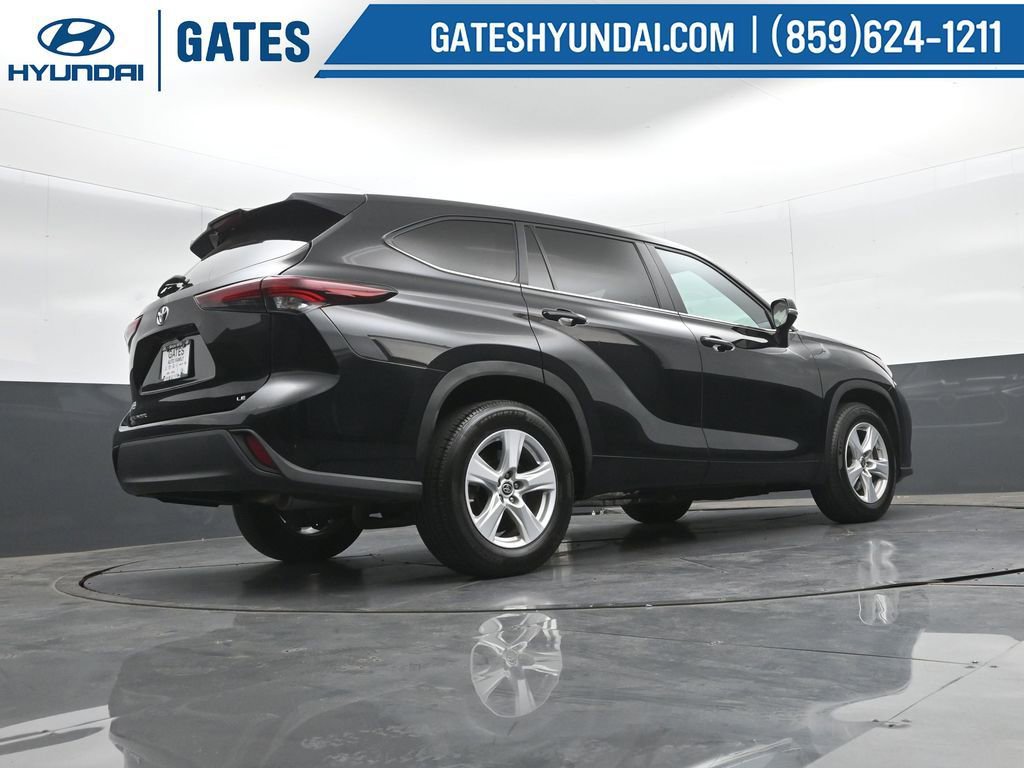 Used 2025 Toyota Highlander LE FWD image 41