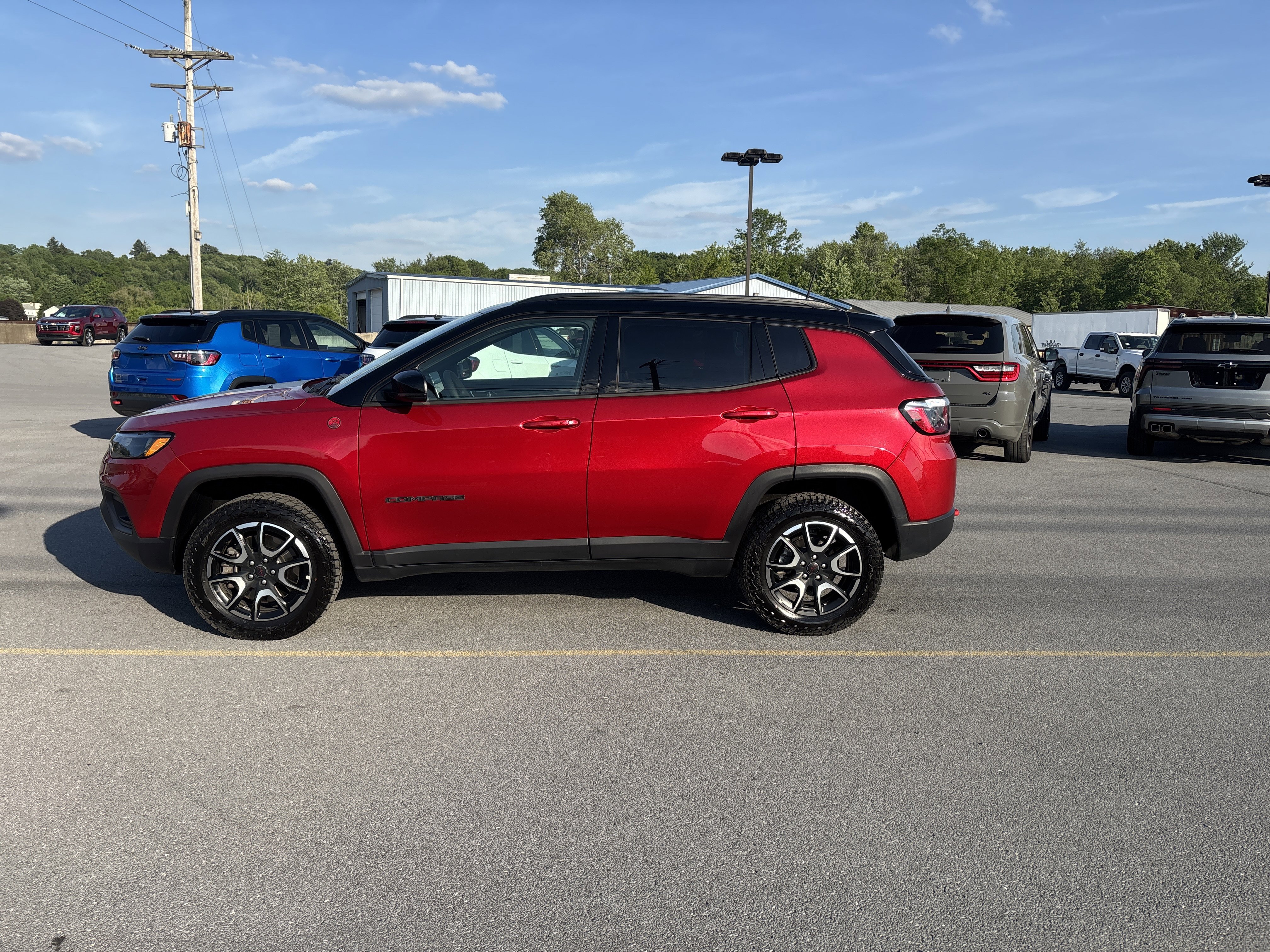 Used 2025 Jeep Compass Trailhawk AWD/4WD image 7