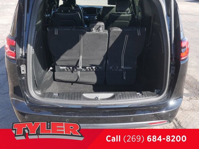 Certified 2025 Chrysler Pacifica Limited image 19