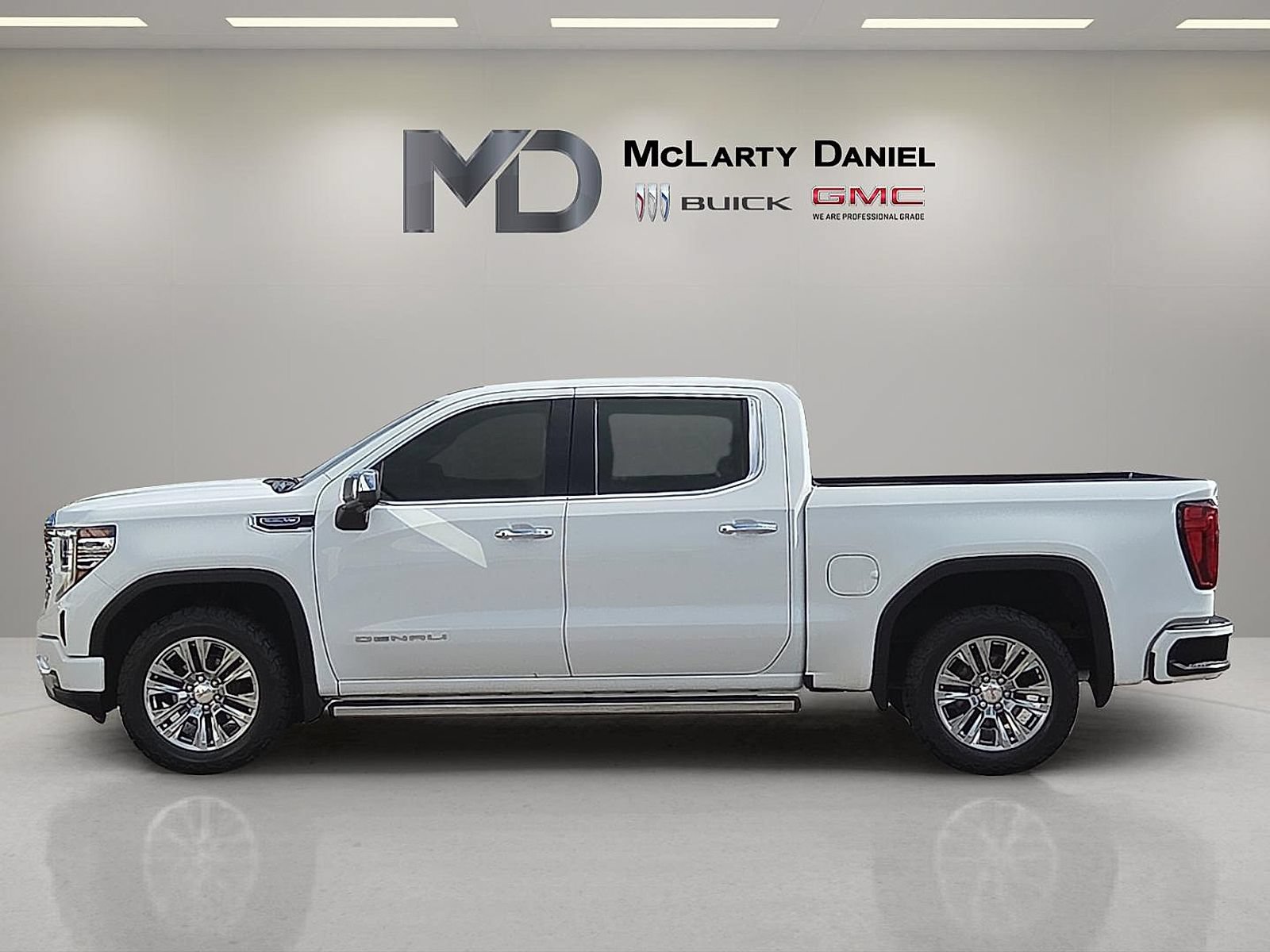 Certified 2023 GMC Sierra 1500 Denali AWD/4WD image 2