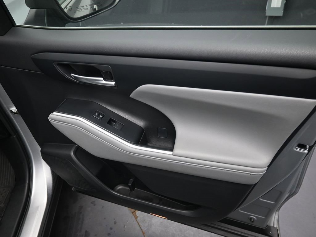 Used 2023 Toyota Highlander XLE image 41