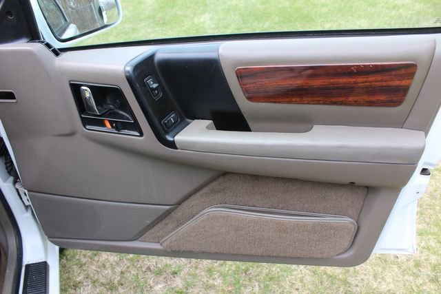 Used 1993 Jeep Grand Cherokee Limited image 30