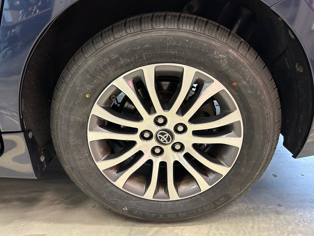 Used 2019 Toyota Sienna XLE w/ XLE Navigation Package FWD image 28