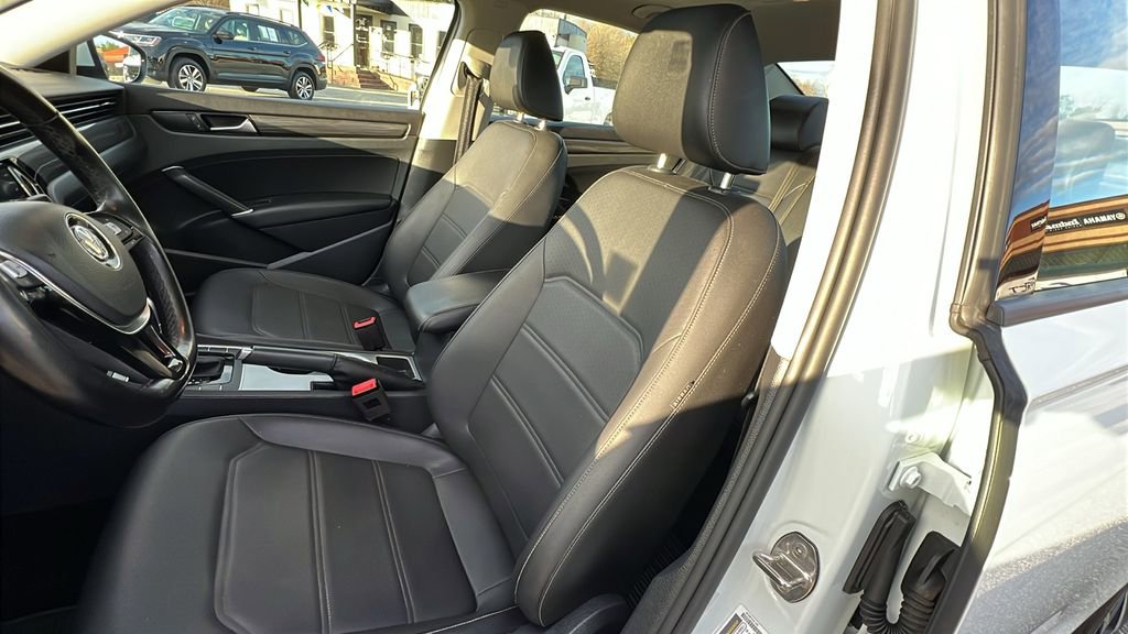 Used 2020 Volkswagen Passat 2.0T R-Line image 14