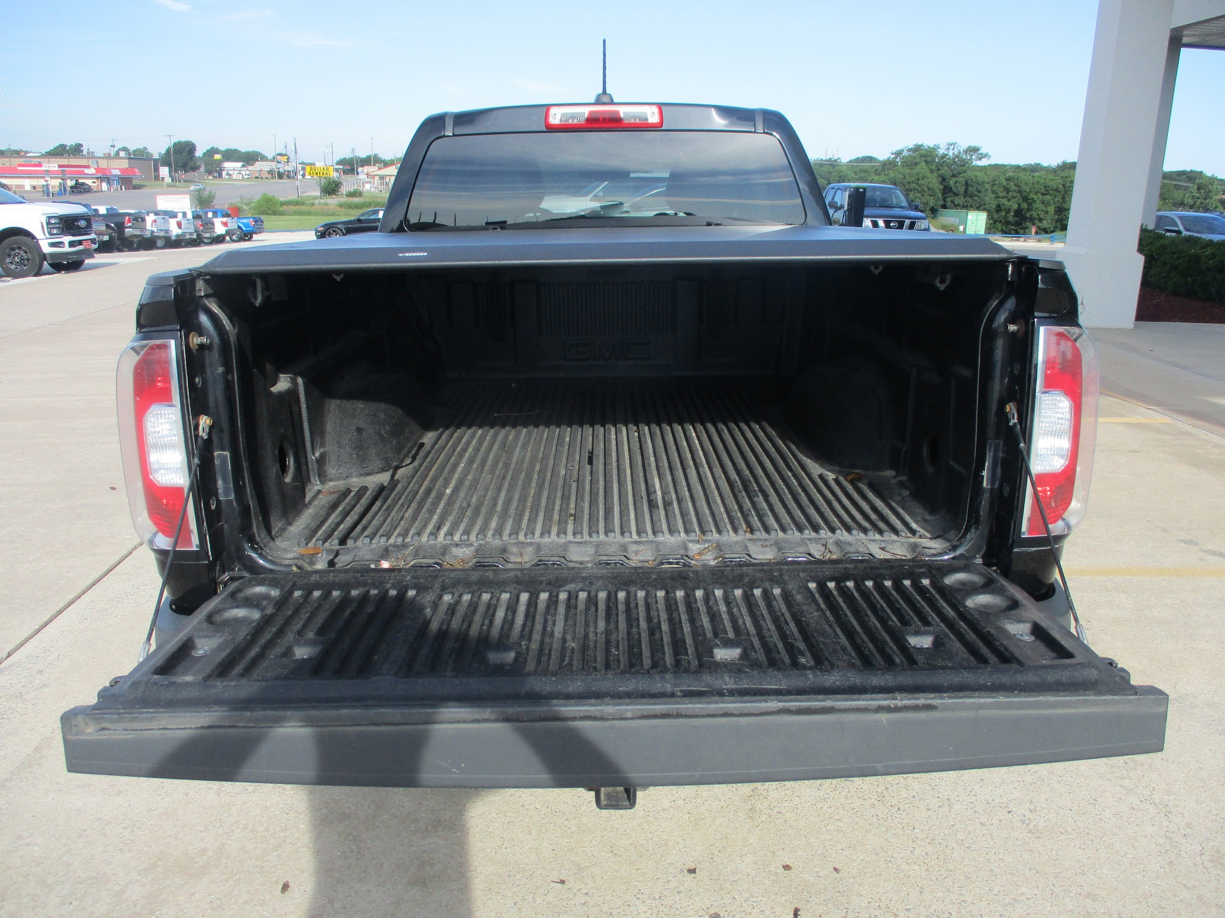 Used 2015 GMC Canyon SLE AWD/4WD image 9