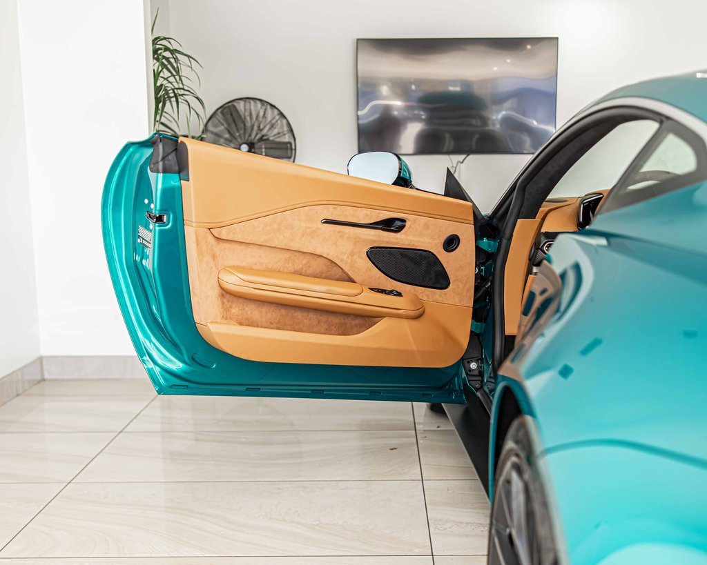 Used 2025 Aston Martin V8 Vantage Coupe image 29