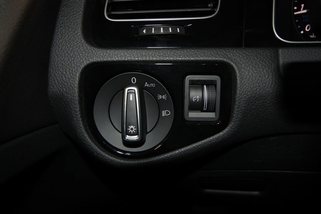 Used 2019 Volkswagen Golf R 4-Door image 9