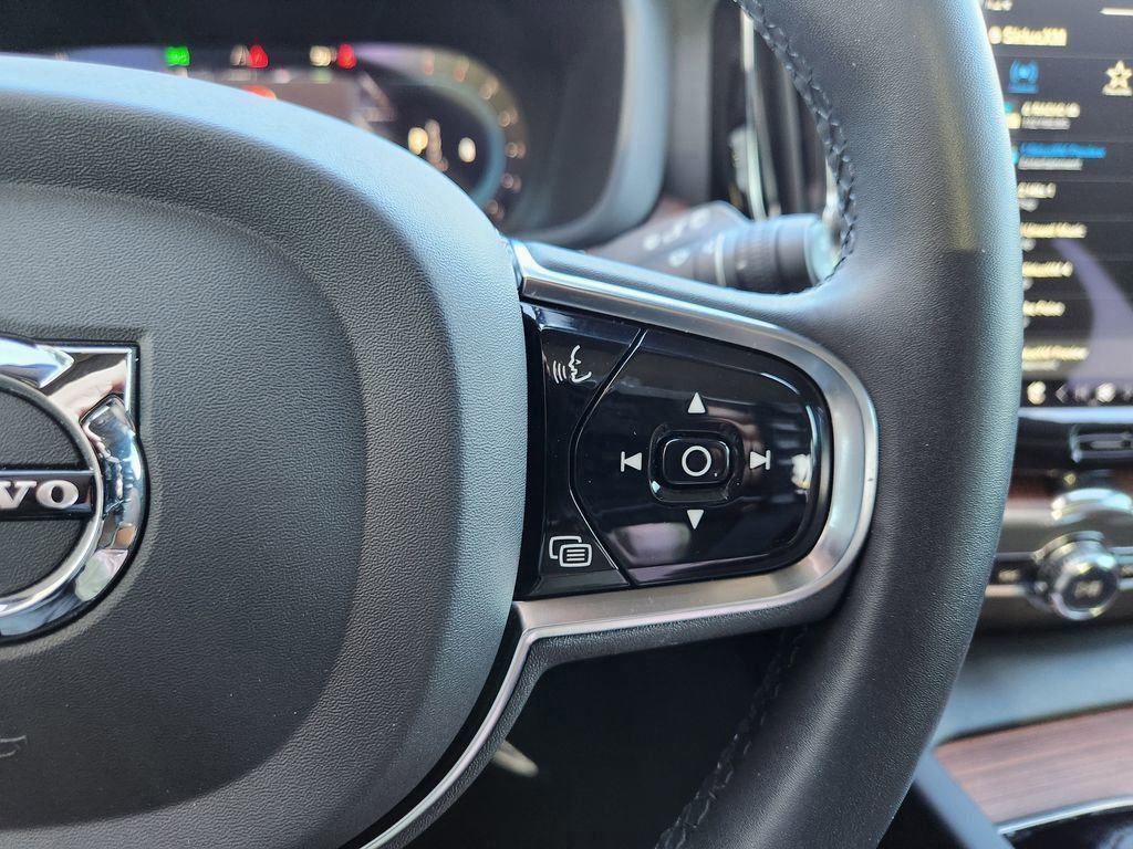 Used 2023 Volvo XC60 B5 Plus image 21