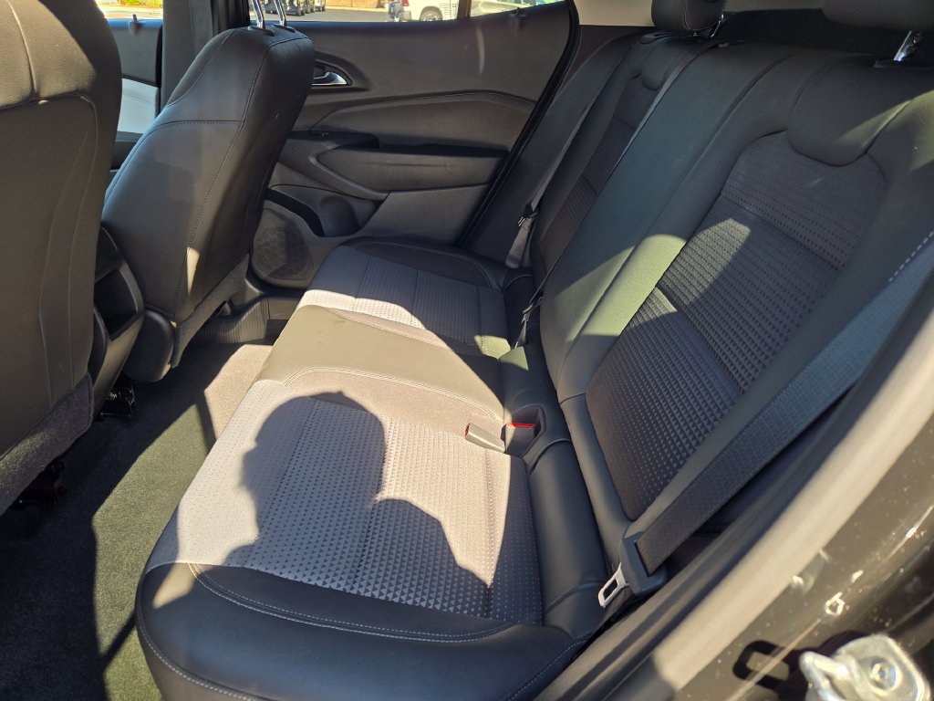 Used 2025 Chevrolet Trax LT FWD image 25