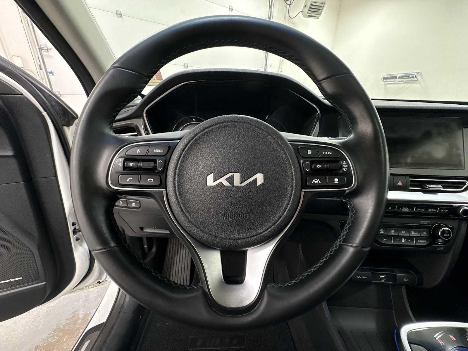 Used 2022 Kia Niro EX Premium FWD image 16