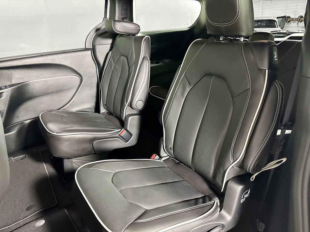 New 2026 Chrysler Pacifica Limited image 20