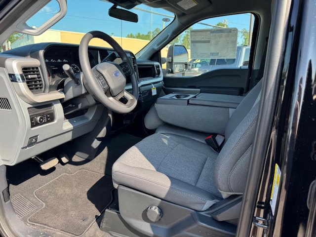 New 2025 Ford F250 4x4 Crew Cab Super Duty image 9