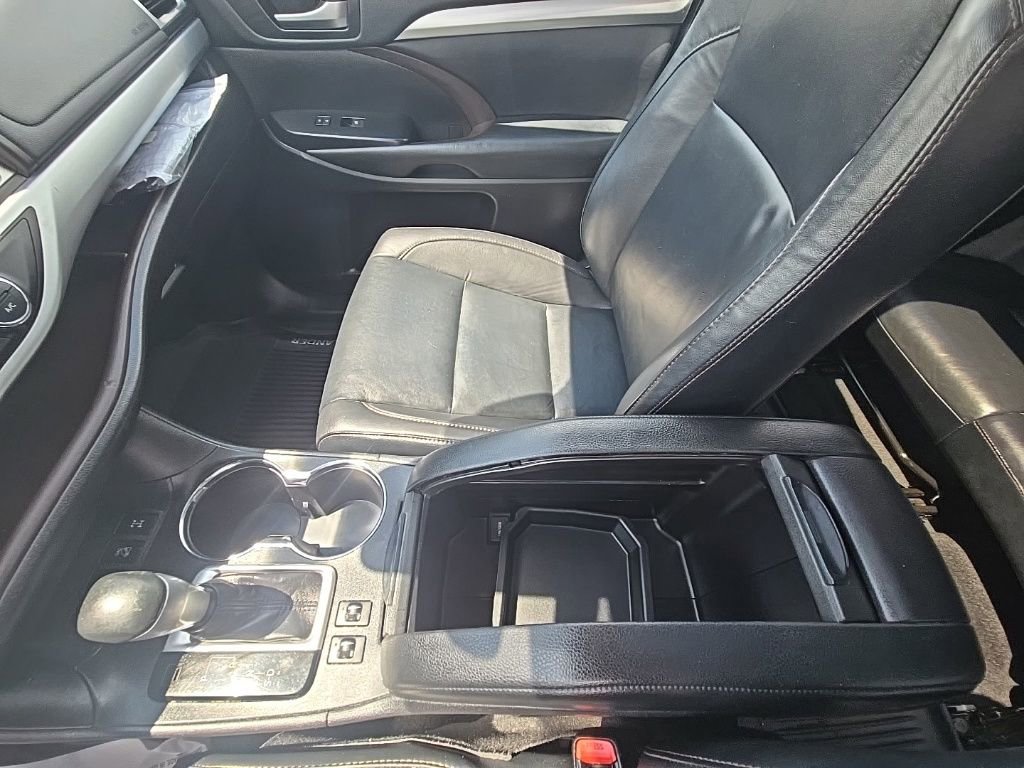 Used 2019 Toyota Highlander XLE AWD/4WD image 23