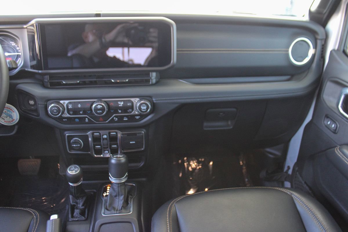 Used 2024 Jeep Wrangler Unlimited Sahara w/ Technology Group AWD/4WD image 12