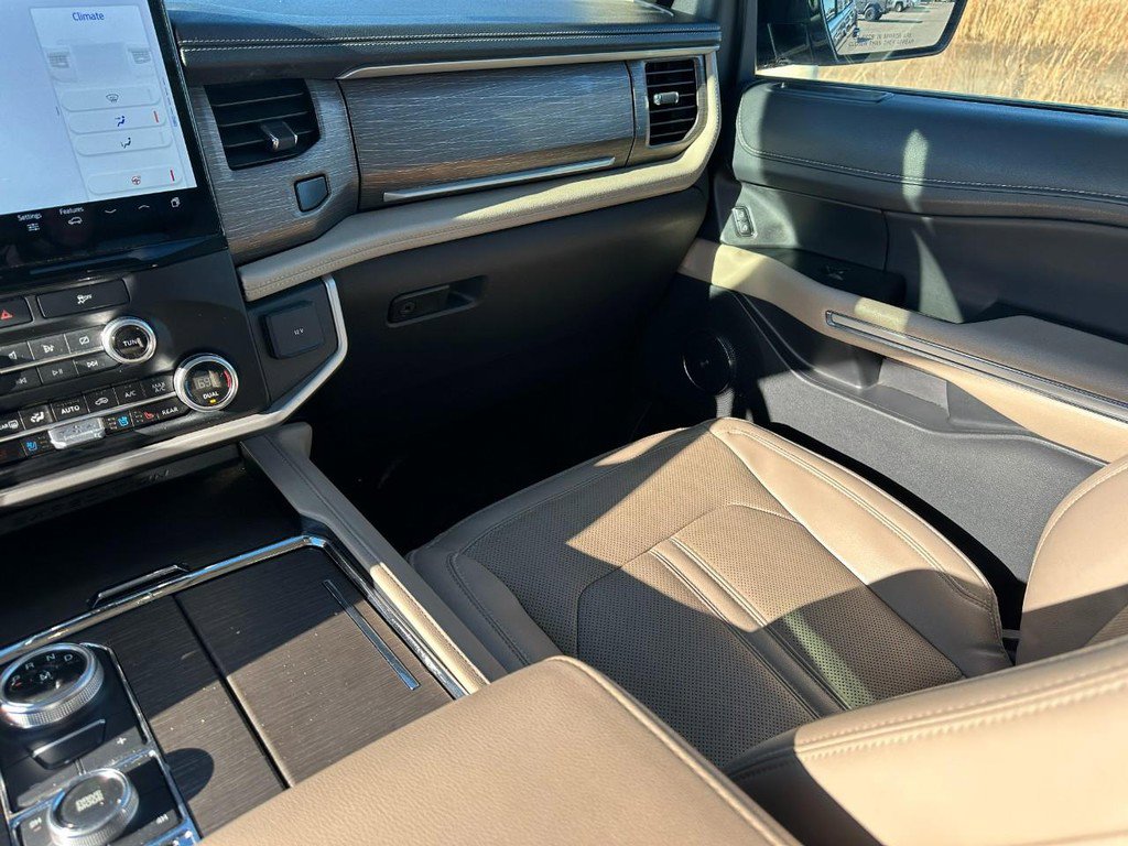 Used 2024 Ford Expedition Limited image 18
