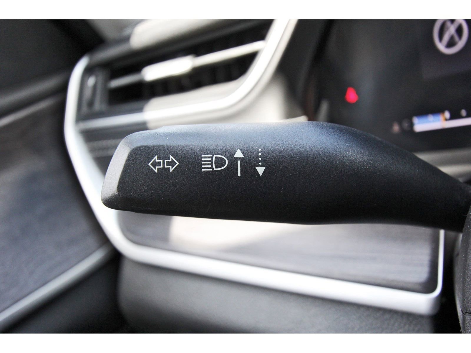 Used 2023 Jeep Grand Cherokee L Limited w/ Luxury Tech Group II image 17