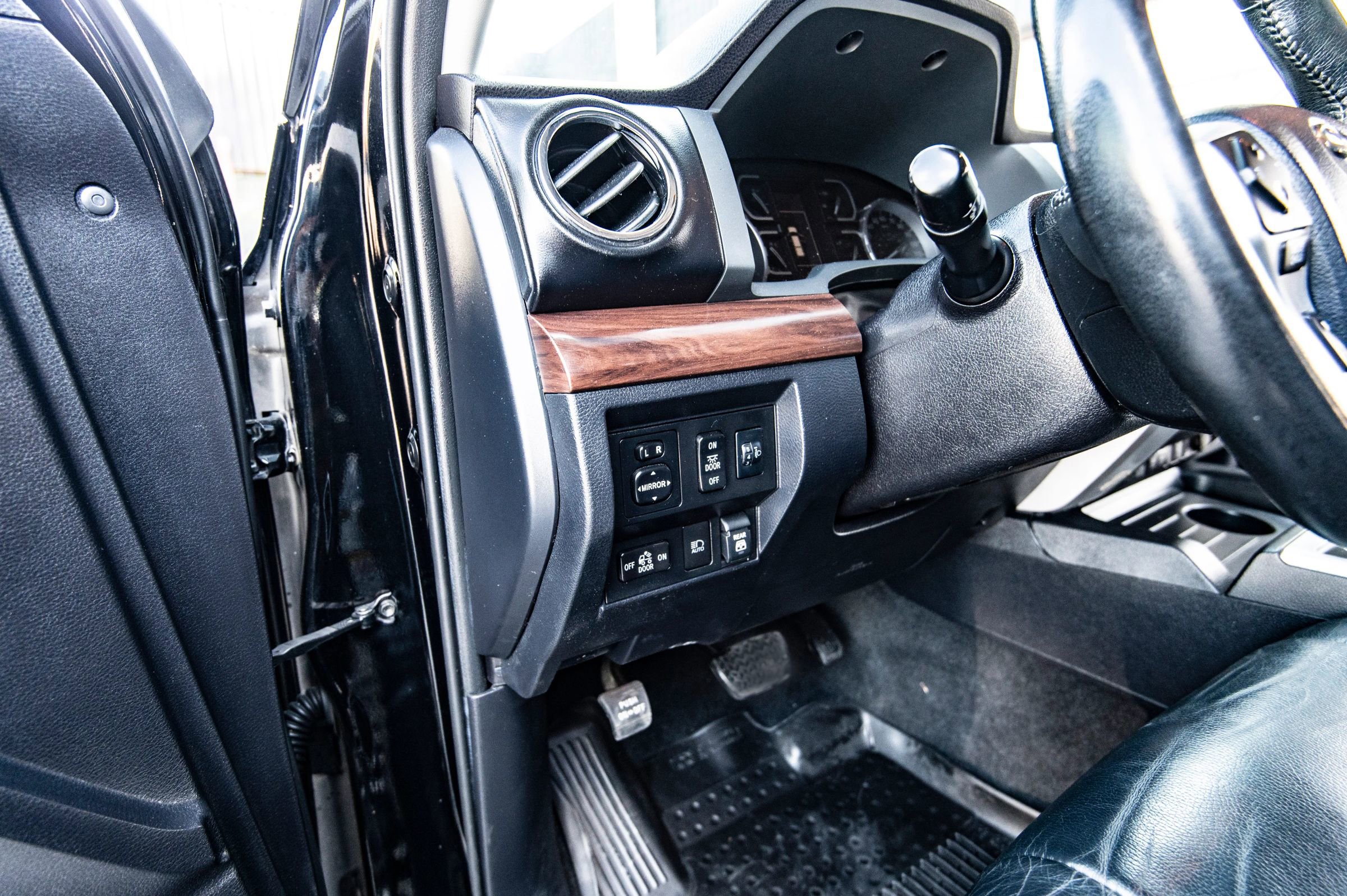Used 2020 Toyota Tundra Limited w/ Limited Premium Package AWD/4WD image 38