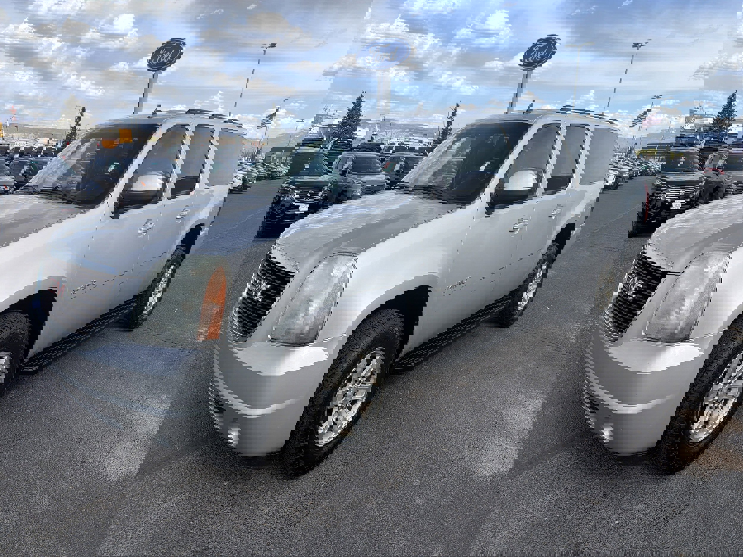 Used 2011 GMC Yukon XL SLE image 1