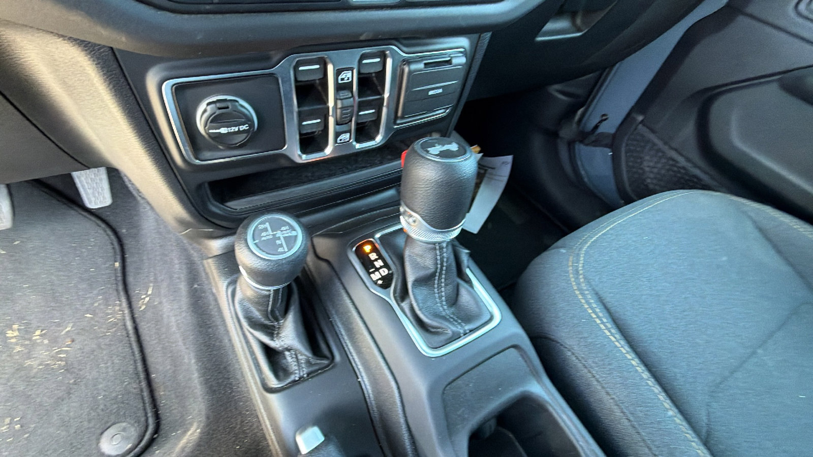 Used 2025 Jeep Wrangler Sahara w/ Safety Group AWD/4WD image 29