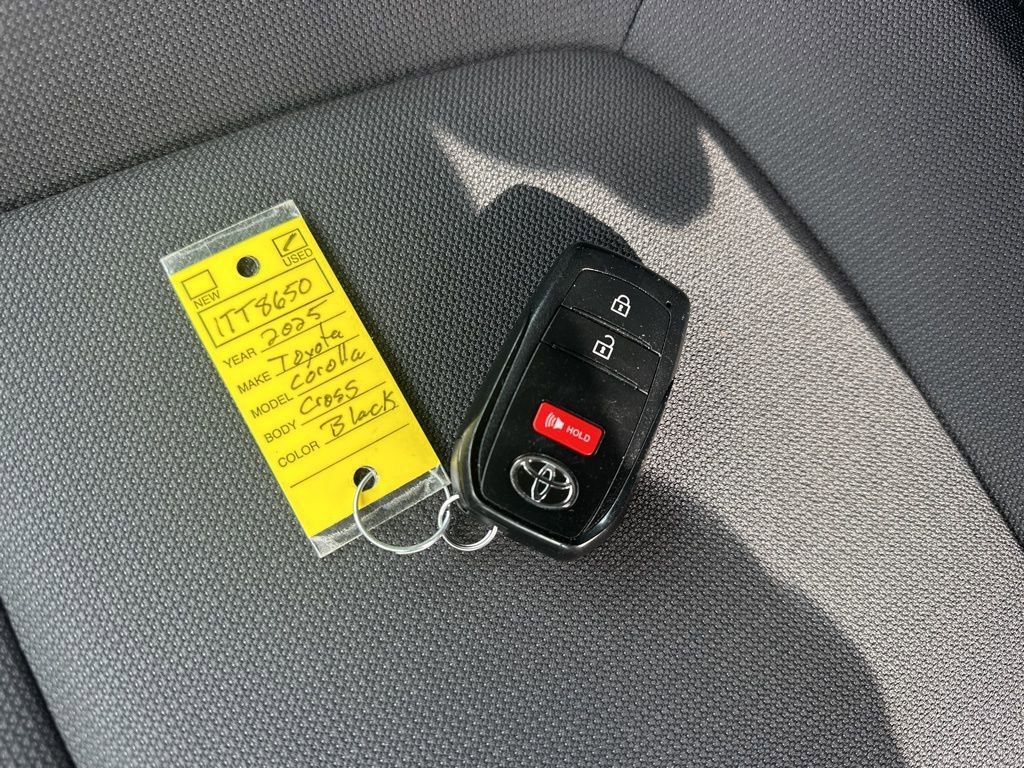 Used 2025 Toyota Corolla Cross LE image 31