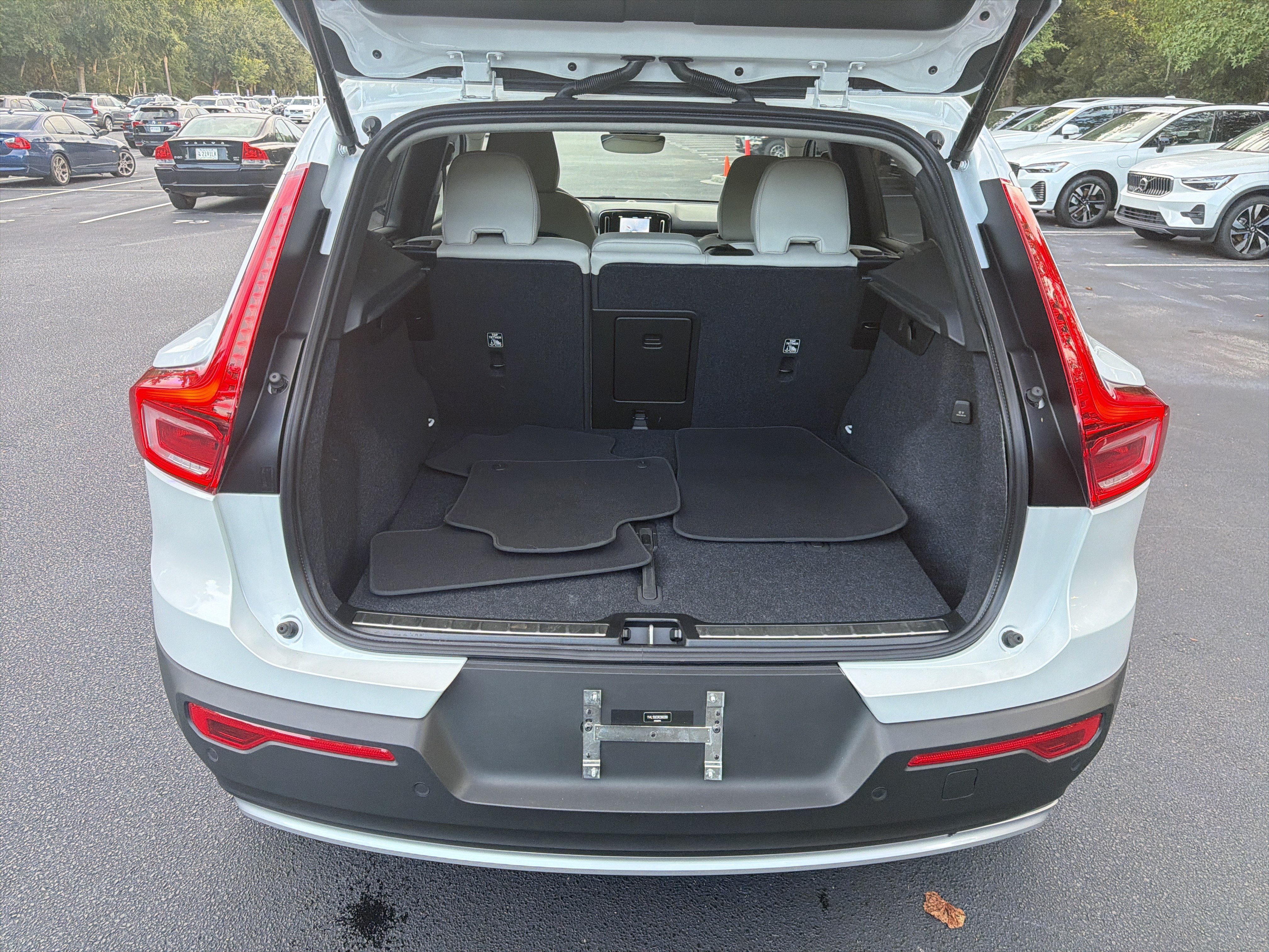 Certified 2024 Volvo XC40 B5 Plus AWD/4WD image 34