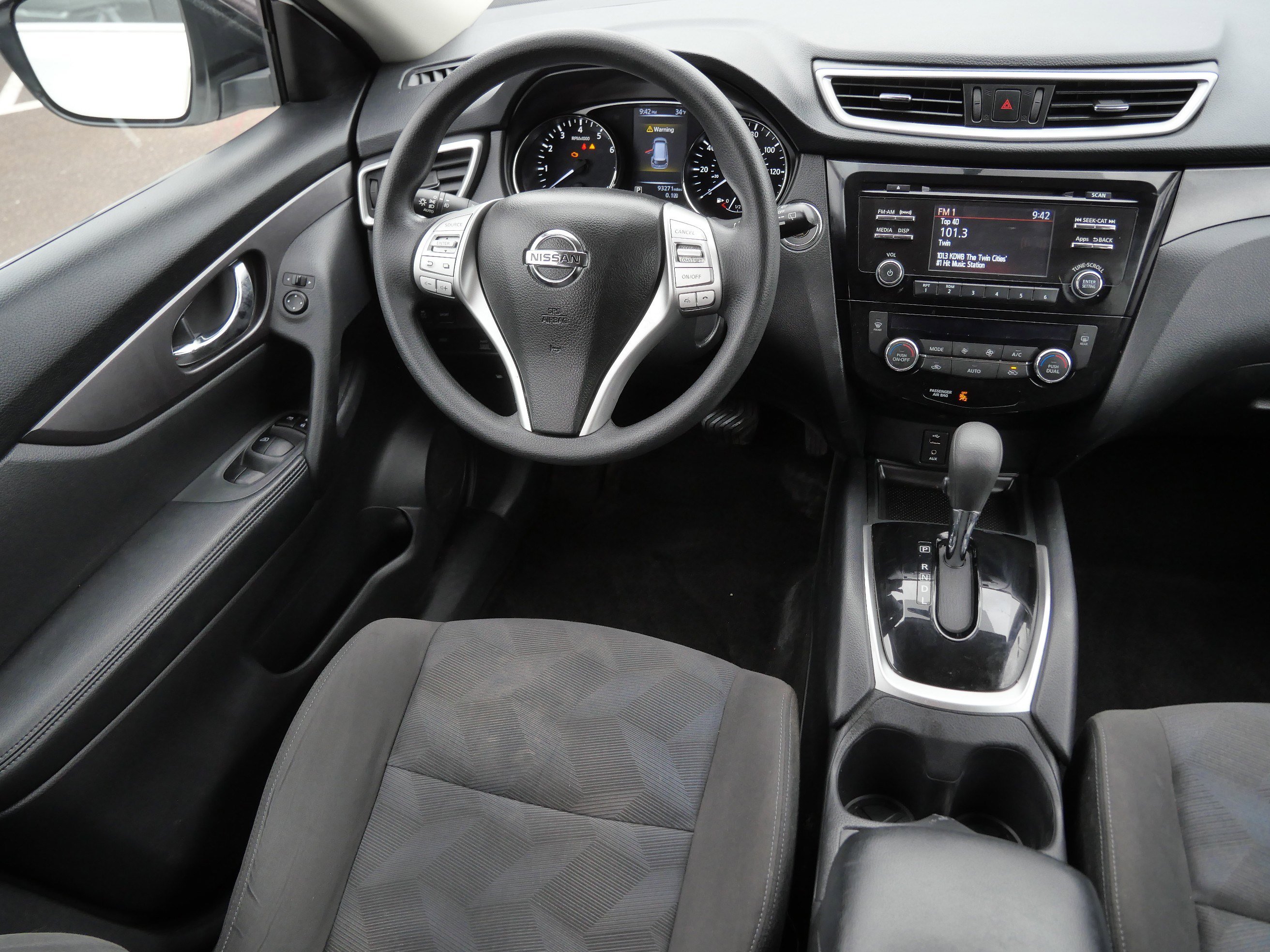 Used 2016 Nissan Rogue SV image 9