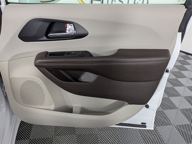 Used 2021 Chrysler Pacifica Touring-L image 40