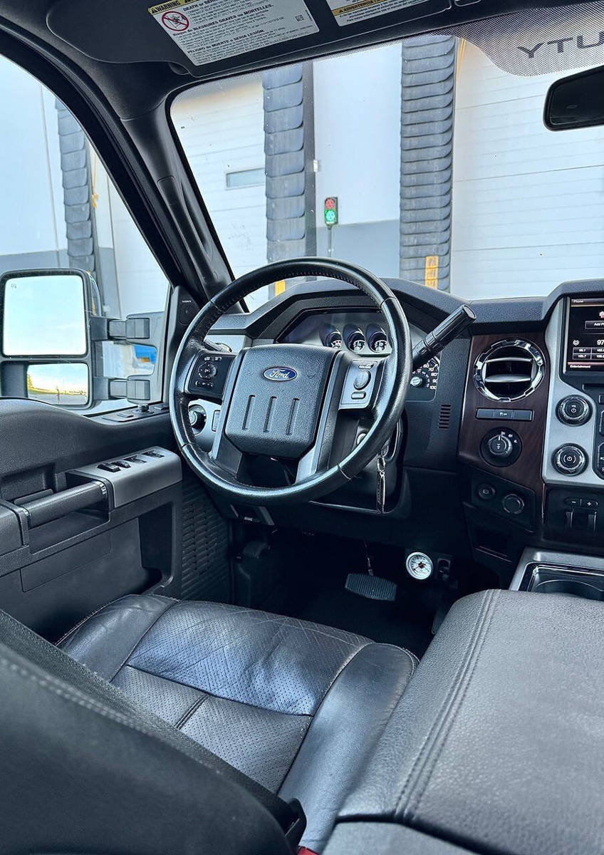 Used 2016 Ford F250 Lariat w/ Lariat Ultimate Package AWD/4WD image 32