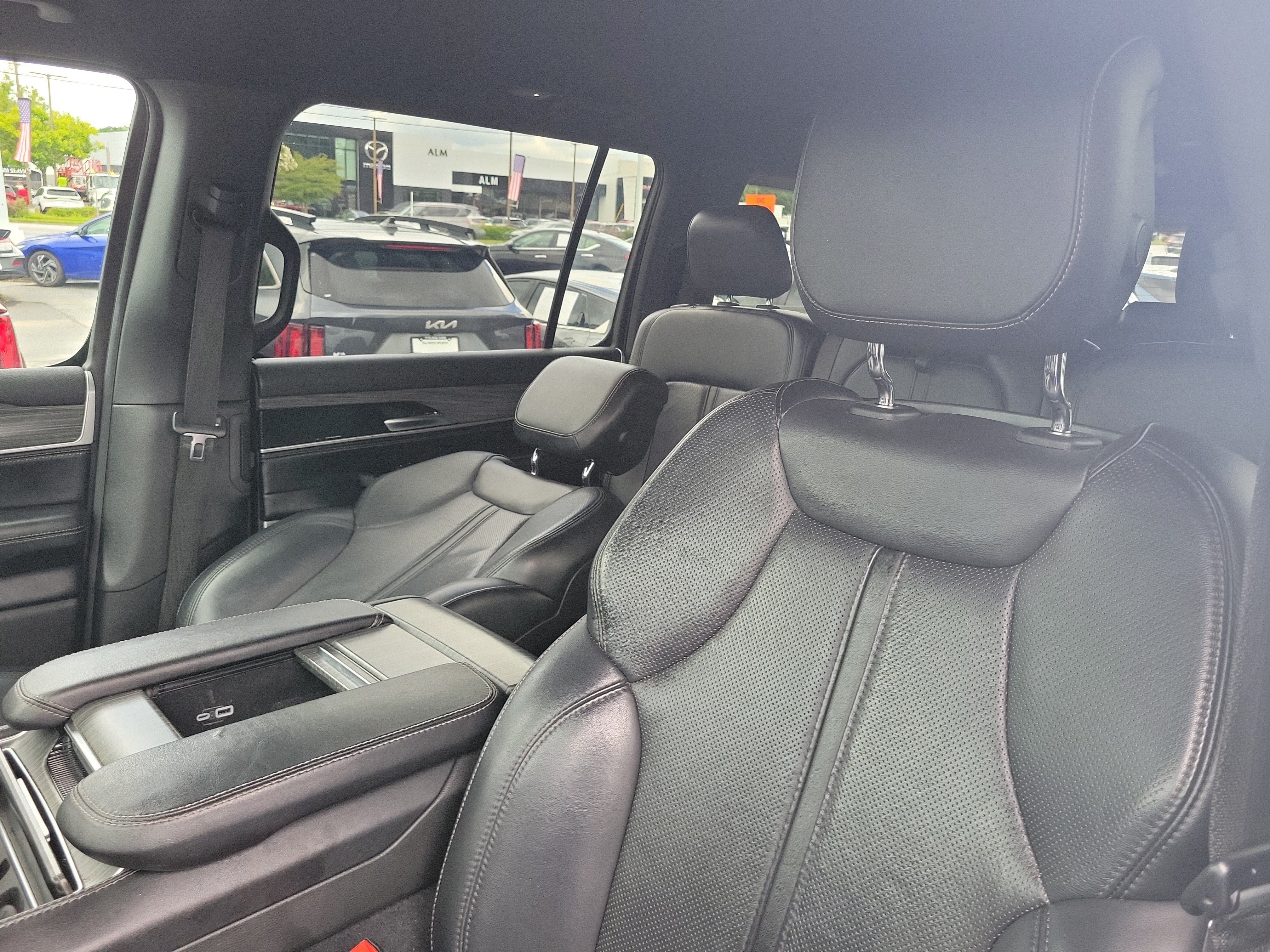 Used 2024 Jeep Wagoneer L Series II RWD image 17