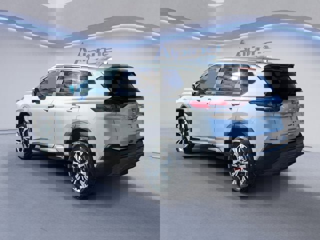 Used 2023 Nissan Rogue SV image 3