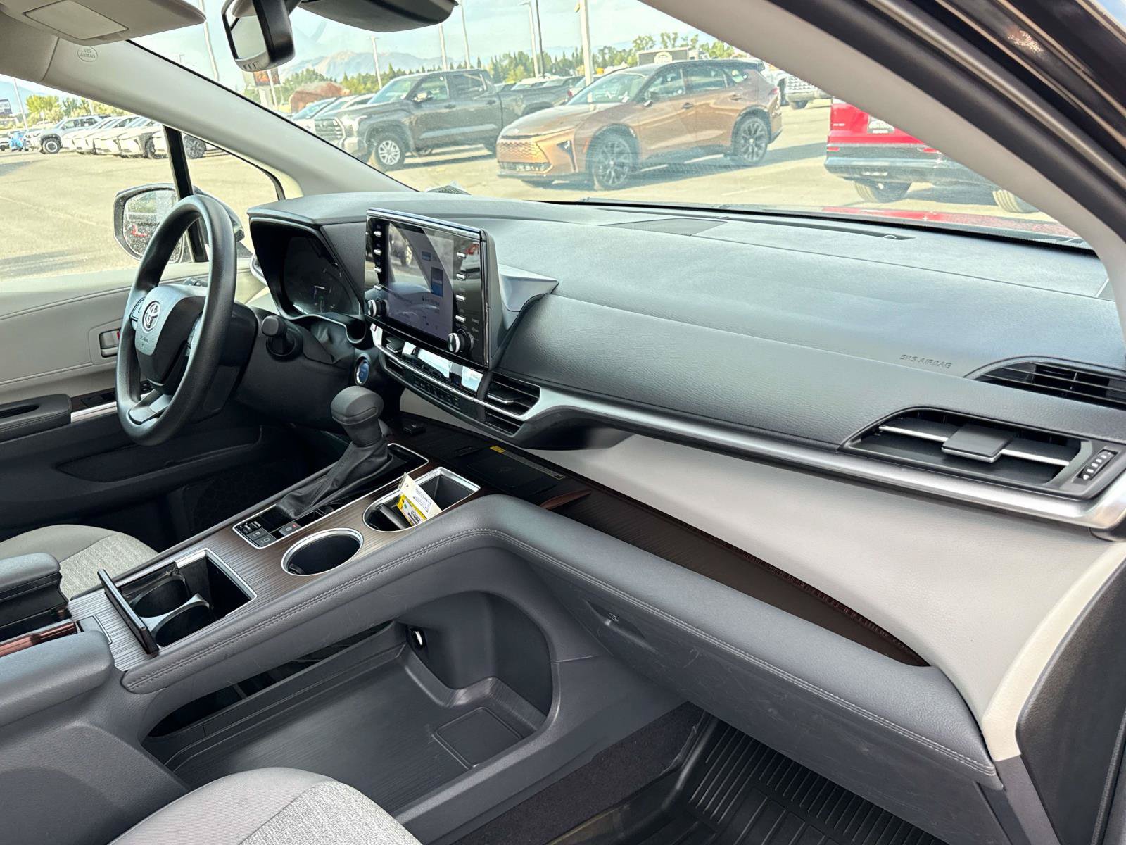 Used 2024 Toyota Sienna LE w/ LE Plus Package AWD/4WD image 19