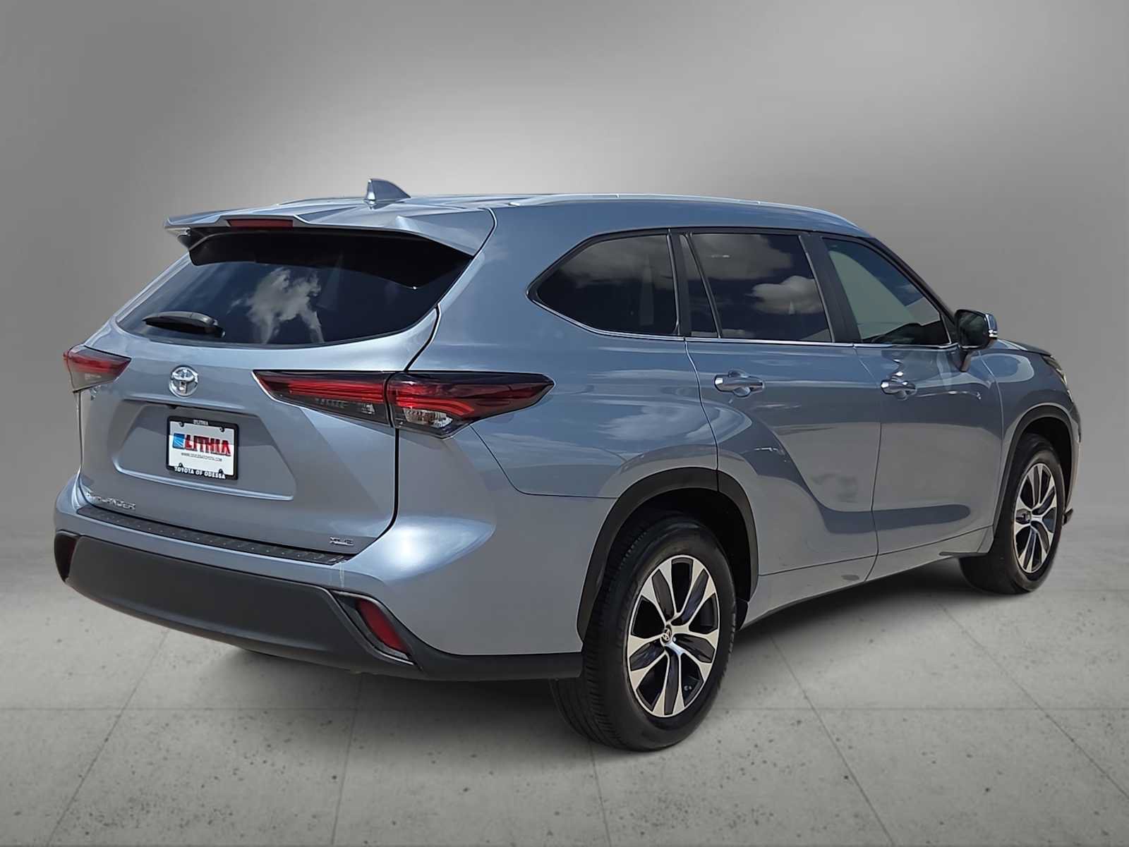 Used 2024 Toyota Highlander XLE FWD image 8