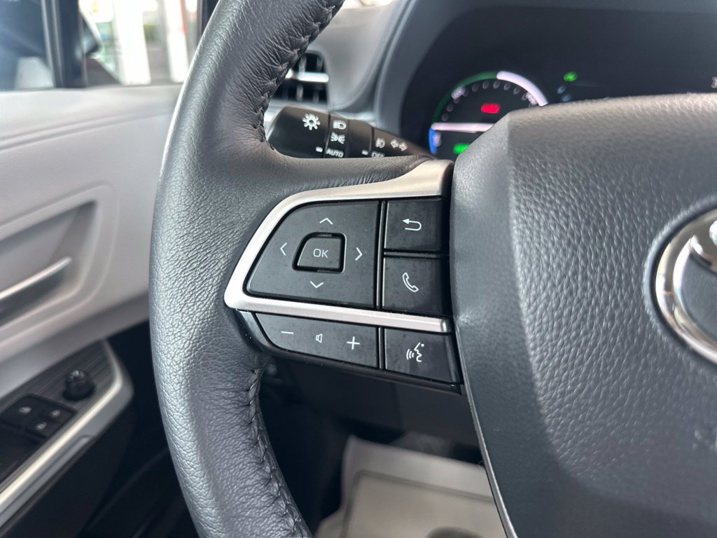 Certified 2025 Toyota Sienna XLE FWD image 27