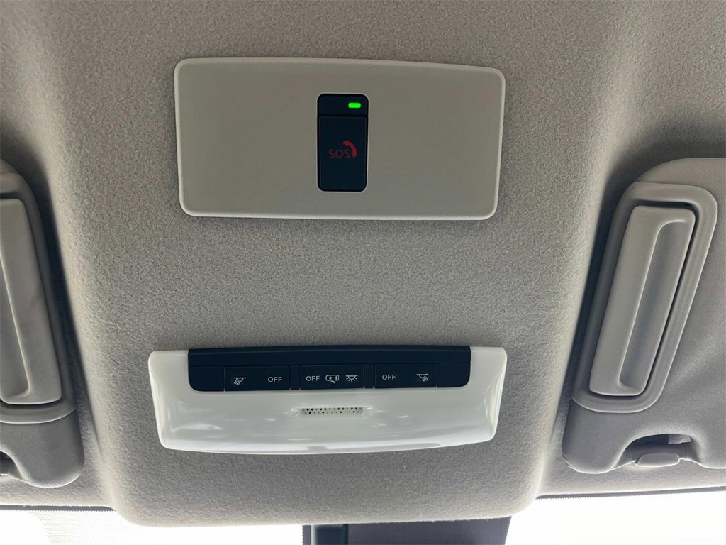 Used 2025 Nissan Versa SR w/ Trunk Package image 35