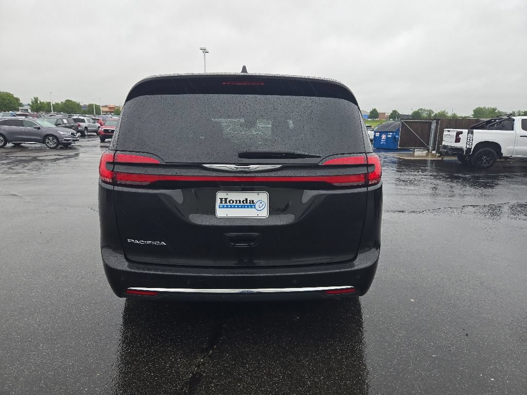 Used 2023 Chrysler Pacifica Touring-L FWD image 6