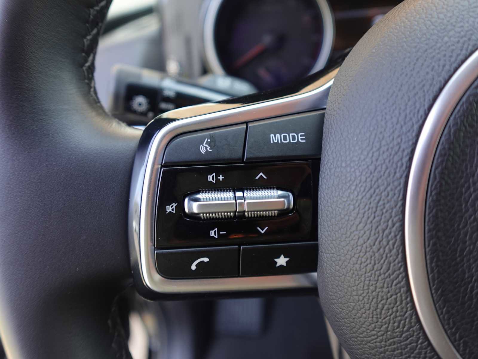 Used 2024 Kia Carnival EX image 17