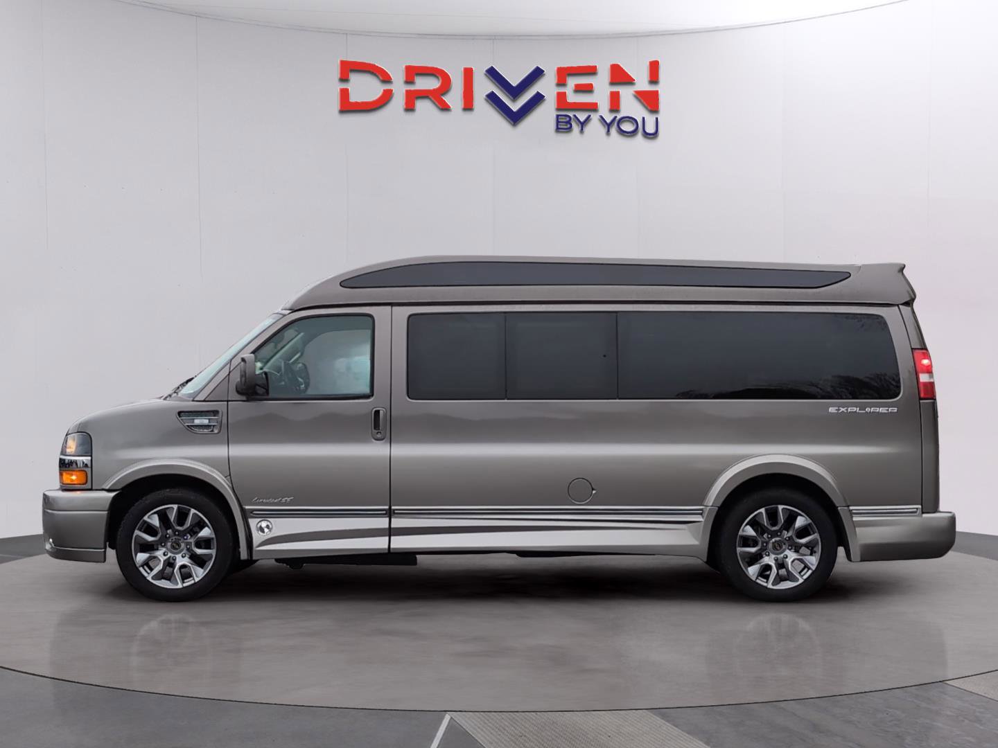 Used 2022 Chevrolet Express 2500 Extended w/ Enhanced Convenience Package image 2