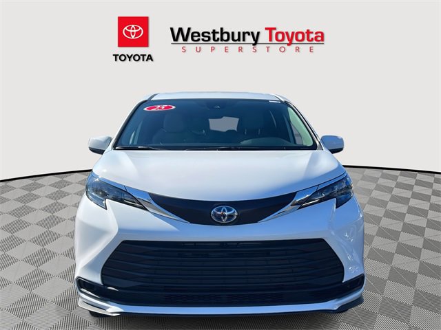 Used 2025 Toyota Sienna LE image 5