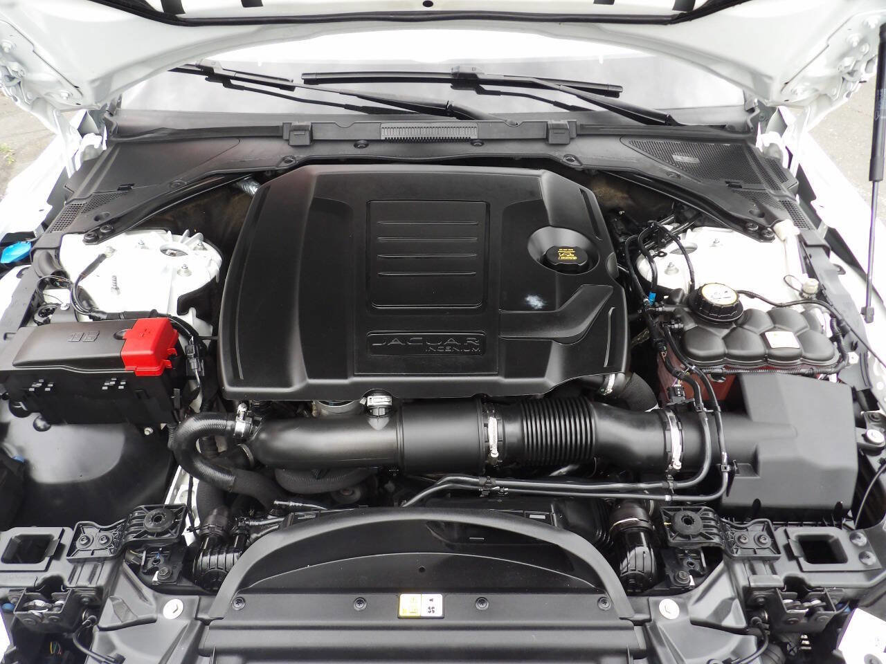 Used 2018 Jaguar XE RWD image 13