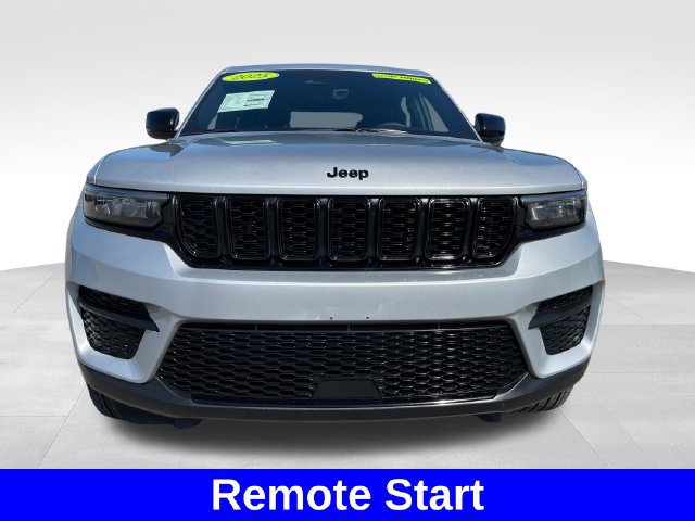 Used 2025 Jeep Grand Cherokee Altitude AWD/4WD image 8