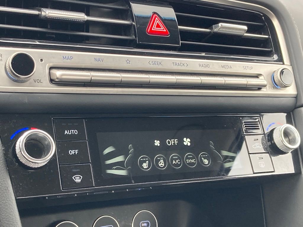 Used 2025 Genesis G70 2.5T image 25