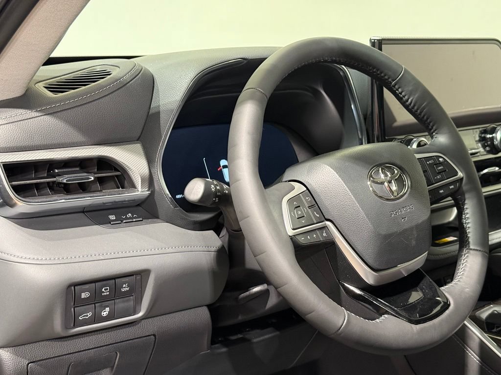 Certified 2024 Toyota Highlander Platinum AWD/4WD image 17