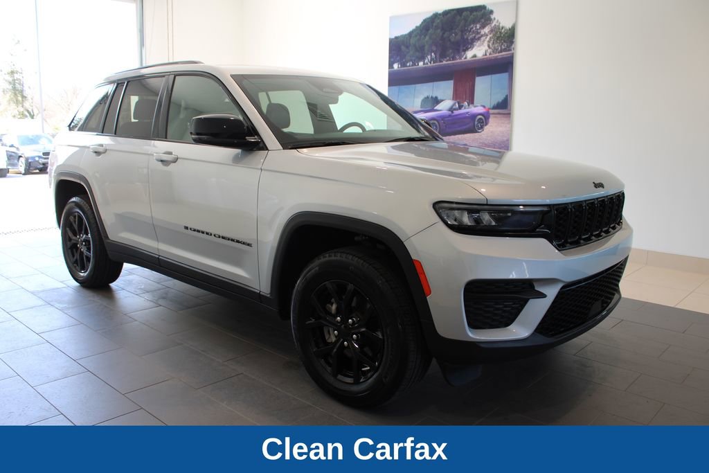 Used 2025 Jeep Grand Cherokee Altitude AWD/4WD image 2