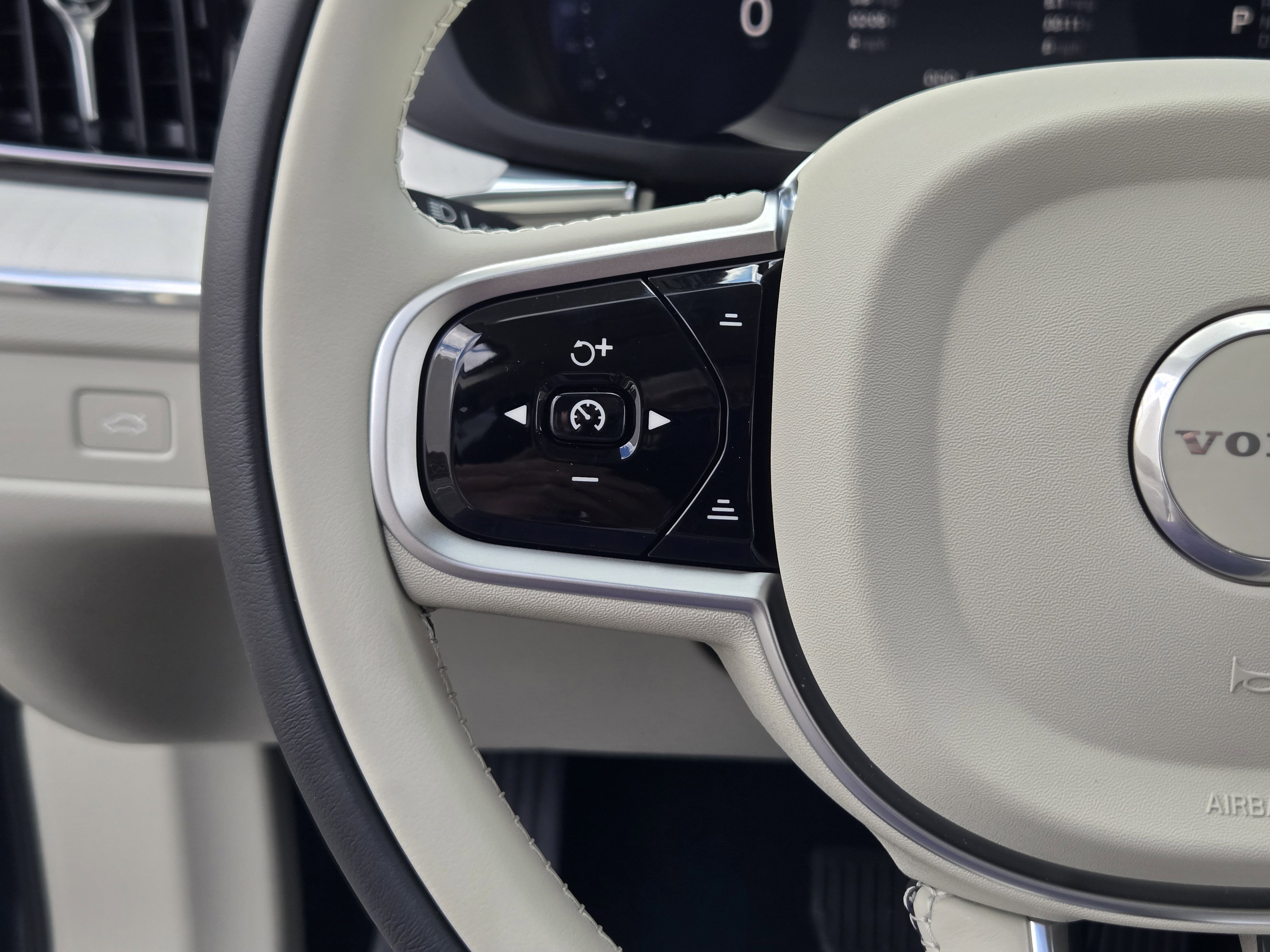 New 2026 Volvo XC60 B5 Ultra w/ Protection Package Premier image 29