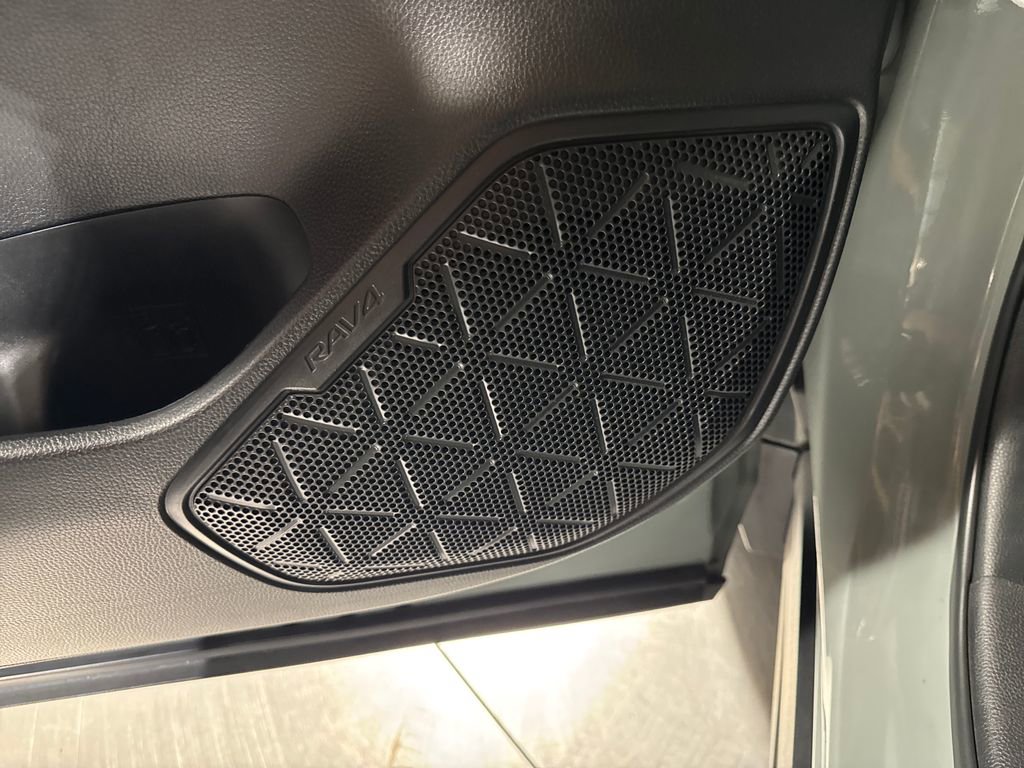 Used 2022 Toyota RAV4 XLE AWD/4WD image 17