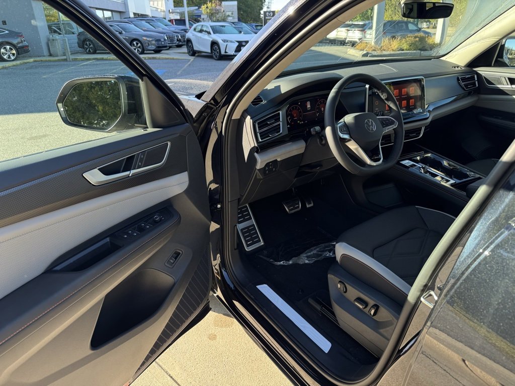 New 2025 Volkswagen Atlas Peak Edition SE image 16