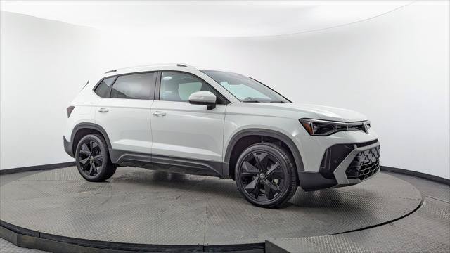 Used 2025 Volkswagen Taos SE w/ Panoramic Sunroof Package FWD image 11